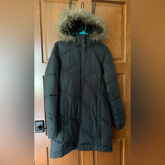 Chic Black Puffer Coat with Faux Fur Trim - Picture 1 of 1
